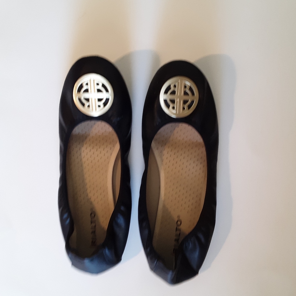 Black ballet flatRigalto shoe with metallic emblem on toe
